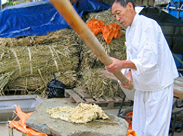 Go Hae - Beating Dak fibers by hand on stone